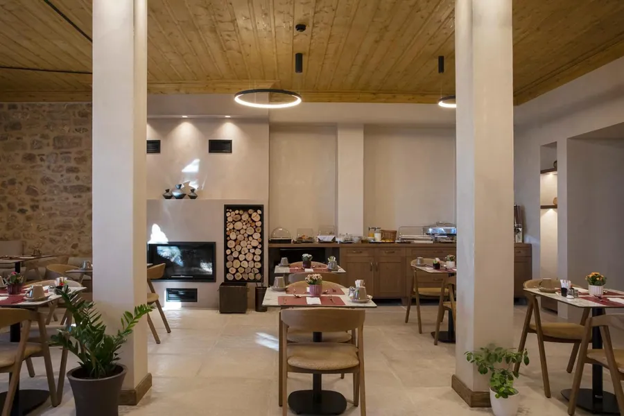 Το lobby με τις κολόνες και την ξύλινη οροφή