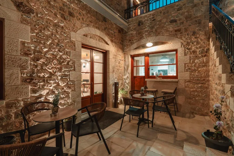 Η αυλή με τα τραπεζάκια το βράδυ